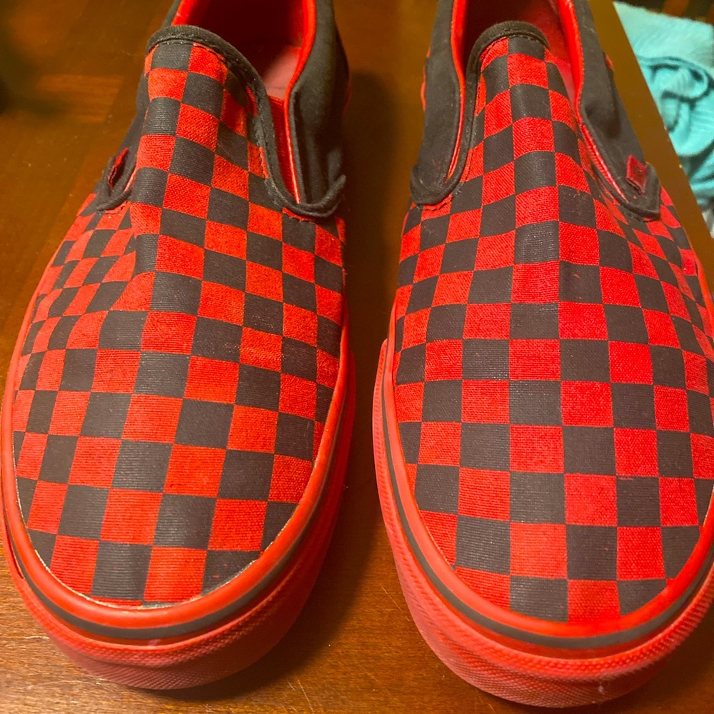 VANS RED AND BLACK CHECKERED MENS SIZE 11. Lightly worn new condition.